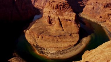 Colorado Nehri 'ndeki Atnalı Kıvrımı' nın çarpıcı hava manzarası yeşil su eğrisini ve kırmızı kumtaşı kanyon kayalıklarını gösteriyor.
