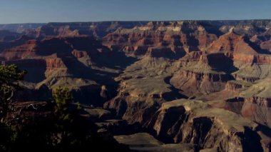 Arizona 'daki Grand Canyon Ulusal Parkı' ndaki devasa kaya oluşumlarının ve derin vadilerin panoramik açıdan geniş açılı görüntüsü