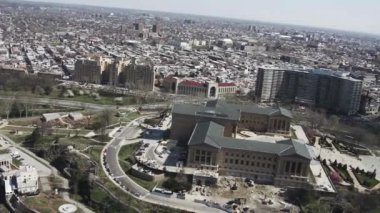 Philadelphia Sanat ve Şehir Müzesi 'nin yüksek hava insansız hava aracı görüntüsü nehir ve yollarda ilerleyen trafik ile gökyüzü.