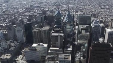 Philadelphia şehir merkezinin yüksek panoramik manzarası gökdelenleri ve güneşli bir günde kentsel caddeleri var.