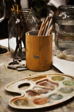 Boya ve kalemlerle el çizimlerini kapat. Uzaktan eğitim, yaratıcı uğraş, sanat terapisi.