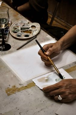 Boya ve kalemlerle el çizimlerini kapat. Uzaktan eğitim, yaratıcı uğraş, sanat terapisi.