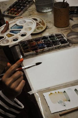 Boya ve kalemlerle el çizimlerini kapat. Uzaktan eğitim, yaratıcı uğraş, sanat terapisi.