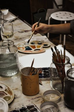 Boya ve kalemlerle el çizimlerini kapat. Uzaktan eğitim, yaratıcı uğraş, sanat terapisi.