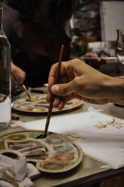 Boya ve kalemlerle el çizimlerini kapat. Uzaktan eğitim, yaratıcı uğraş, sanat terapisi.