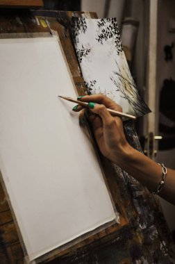 Boya ve kalemlerle el çizimlerini kapat. Uzaktan eğitim, yaratıcı uğraş, sanat terapisi.