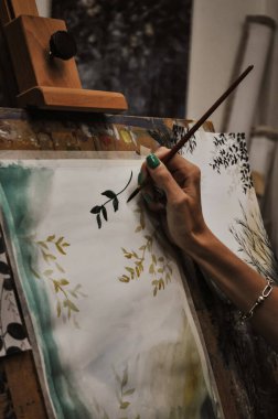 Boya ve kalemlerle el çizimlerini kapat. Uzaktan eğitim, yaratıcı uğraş, sanat terapisi.