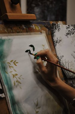 Boya ve kalemlerle el çizimlerini kapat. Uzaktan eğitim, yaratıcı uğraş, sanat terapisi.