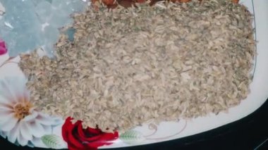 Tabak Fennel Tohumları Badem ve Kaya Şekeri Kombinasyonunu Gösteriyor