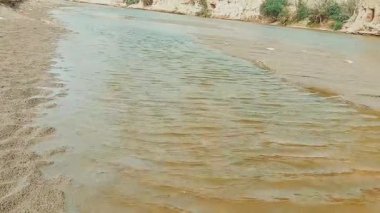 Sığ Nehir Kıyısı Yakalayıcı Su Akıntısı Kum Dalgaları