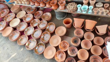 Geleneksel Terracotta Mağazası El Sanatları Tabakları ve Dekoratif Toprak Malzemeleri