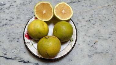 Taş yüzeyinde Taze Yeşil Üzüm Üzümleri Tabağı