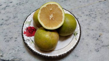 Taze Yeşilimsi Üzümlerin Çiçek Tabağındaki Yakın Çekim Fotoğrafı