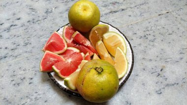 Ruby 'nin Yüksek Açılı Fotoğrafı ve Mermer Tabakta Altın Üzümler