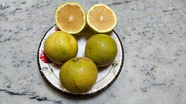 Taş yüzeyinde Taze Yeşil Üzüm Üzümleri Tabağı