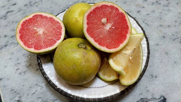 Tabaktaki Renkli Yakut ve Sarı Üzümlerin Yakın Çekim Fotoğrafı