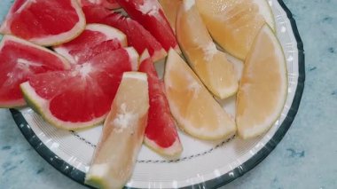 Dekoratif Tabakta Taze Yakut Kırmızı ve Sarı Üzüm Bölümleri