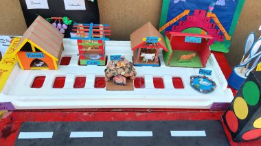 Eğitim Okulu Projesi Farklı Hayvanların Evlerini Gösterme Gösterimi