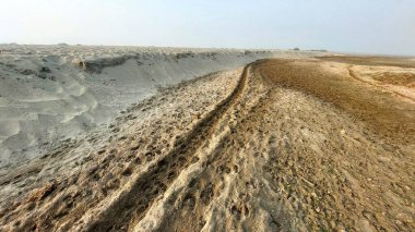 Depresyon ve dalgalanmalarla dolu ince kumların detaylı görüntüsü.