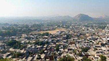 Engebeli tepeleri olan sık vadi kasabasının panoramik yüksek açılı manzarası