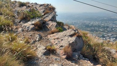 Dik kayalık yamaç manzaralı şehir manzarası