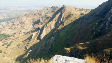 Çelişkili bitki dokularıyla dramatik dik tepe kenarı görüntüsü