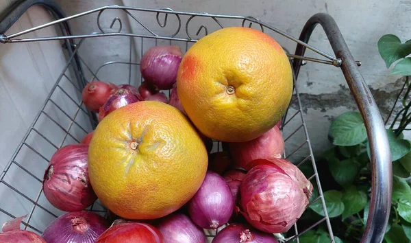 Kırsal telde kırmızı soğanlı taze greyfurt çakotra.