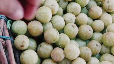 Canlı kırsal pazar sepetinde sergilenen taze Hint bektaşi üzümleri