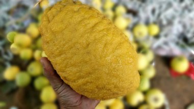 Kalın, pürüzlü, soluk yeşil meyve kabuğu.