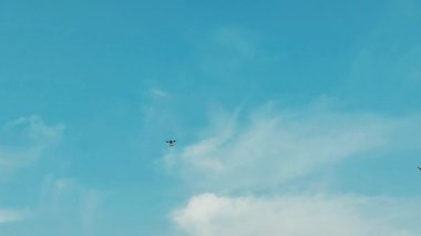Quadcopter Drone Teknolojisi Hava Yükü Açılımını Gösteriyor