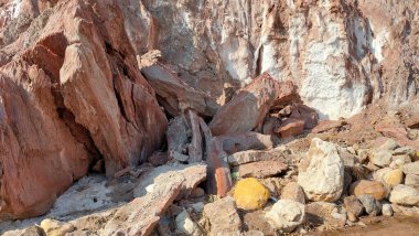 Tuz aralığı Kalabagh dağları yükselen kristal kaya tuz oluşumlarını sergiliyor