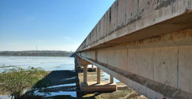 Muazzam beton sütunlarla Soan Nehri köprüsünün mimari manzarası