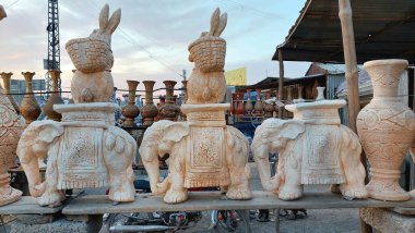 El yapımı fil figürleri açık hava sanatları pazarında sergileniyor.