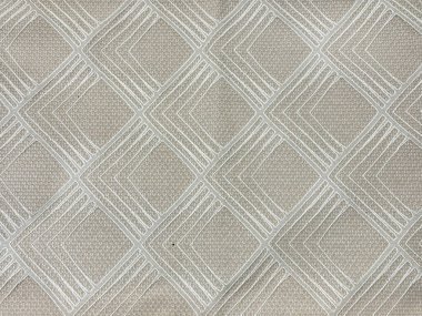 Grafik arkaplanı gümüş ve pirinç sarısı bej renklerinde rastgele elmas desenleriyle kapatın. Döşeme, duvar kağıdı ve kumaş için uygun. Kusursuz arkaplan dokusu.