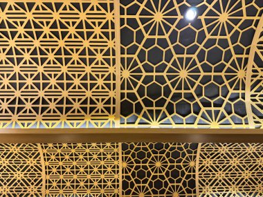 Süslü ve dekoratif geometrik şekilli altın ve siyah renkli kavisli paneli kapat. Kusursuz arkaplan dokusu.