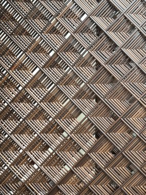 Elmas dokuma şekilli koyu kahverengi sentetik rattan yakın çekim. Rattan el sanatları ve açık hava tropikal ev ekranları için uygundur. Kusursuz arkaplan dokusu.