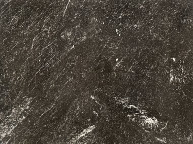 Duvardaki veya paneldeki dekoratif siyah ve beyaz desenli boya. Rastgele fırça darbeleri, grunge ve toprak desenli siyah arkaplan. Kusursuz arkaplan dokusu.