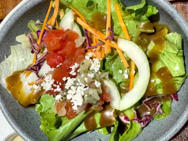 Sebze, domates ve soğandan yapılmış Sezar salatası. Sezar salatası sağlığa iyi gelir, vejetaryen yemeği. Sağlıklı yemek fotoğrafçılığı.