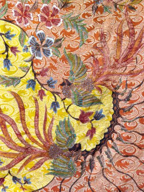 Geleneksel etnik duvar kâğıdı ve kumaş. Rastgele kuşlar, çiçekler ve yapraklar. Geleneksel kumaş kırmızıya, sarıya, kahverengiye ve pembeye boyanmış. Kusursuz arkaplan dokusu.