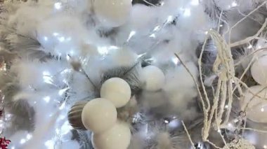 Işıklı Noel ağacı süslemeleri ve dekorasyonlarının 4K görüntüleri. Ökseotu, takılar ve interaktif ışıldayan Noel ışıkları ya da buz saçağı ışıkları olan çan..