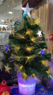 Işıklı Noel ağacı süslemeleri ve dekorasyonlarının 4K görüntüleri. Ökseotu, takılar ve interaktif ışıldayan Noel ışıkları ya da buz saçağı ışıkları olan çan..