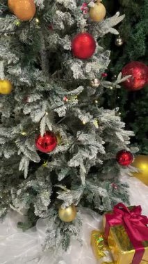 Noel Baba 'nın 4K görüntüleri ve Noel ağacı süslemeleri. Parıltılı ışıklar ve interaktif spot ışıklarıyla. Noel süsleri ve süslemeleri açılır