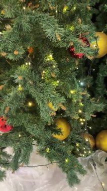 Işıklı Noel ağacı süslemeleri ve dekorasyonlarının 4K görüntüleri. Kar, ökseotu, takılar ve interaktif ışıldayan Noel ışıkları ya da buz saçağı ışıkları olan çan..