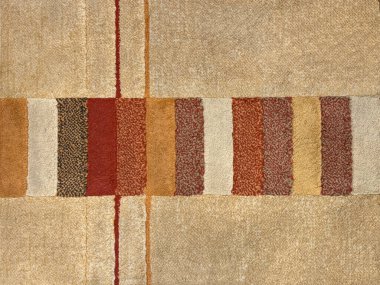 Halıyı çizgisel çizgilerle kapatın. Bej, kahverengi, kırmızı, kestane rengi ve turuncu renk desenli. Canlı modern modern halı. Kusursuz arkaplan dokusu.