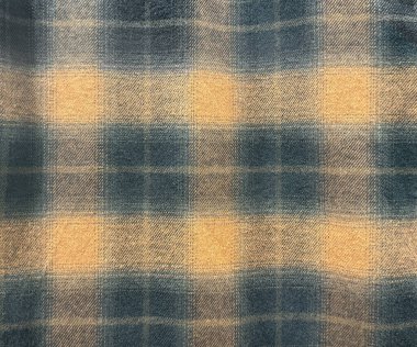 Tartan desenli kumaşı kapat. Mavi ve sarı renkte. Flanel ya da tartan tarzı fular, gömlekler ve moda endüstrisinde çok yaygındır. Kusursuz arkaplan dokusu.