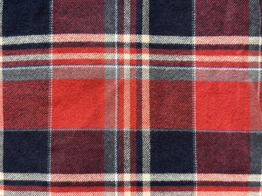 Tartan desenli kumaşı kapat. Kırmızı, siyah ve beyaz renkte. Flanel ya da tartan tarzı fular, gömlekler ve moda endüstrisinde çok yaygındır. Kusursuz arkaplan dokusu.