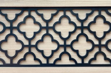 Geometrik rastgele çiçekleri ve yonca süslemelerini kapat. 3 boyutlu lazer kesimi siyah boya ve ahşap arka planda dekoratif kavisli şekiller. Kusursuz arkaplan dokusu.