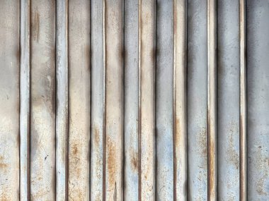 Paslı yıpranmış flüt metal akordeon kapısını kapatın. Aşınmış, katlanmış metal çit kapısının arkaplan dokusu pürüzsüz..