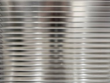 Gümüş paslanmaz çelik yatay flüt metal plaka ve bulanık yansıma efektleri. Endüstriyel duvar kaplaması için uygun. Kusursuz arkaplan dokusu.