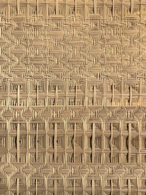 Elmas dokuma şekilli koyu kahverengi sentetik rattan yakın çekim. Rattan el sanatları ve açık hava tropikal ev ekranları için uygundur. Kusursuz arkaplan dokusu.